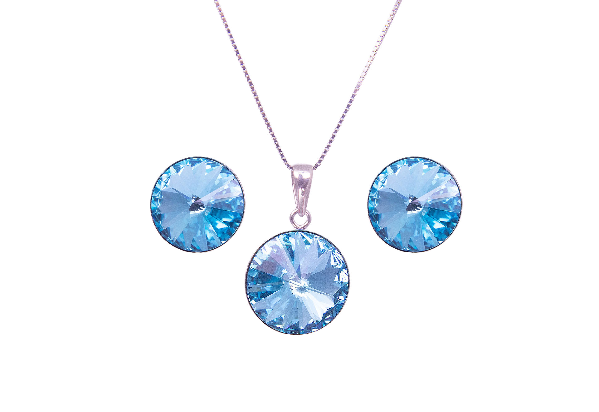 Aretes, cadena, y dijes